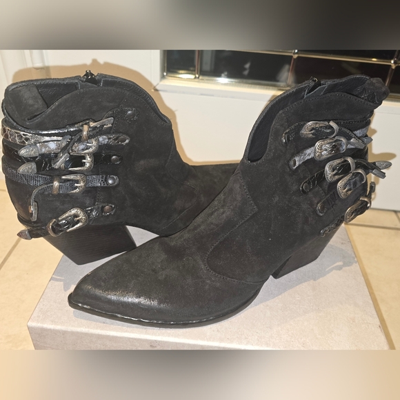 NIB! AUTHENTIC!! Elena Lachi Women's Black Suede Bootie Size 11B - Picture 2 of 12